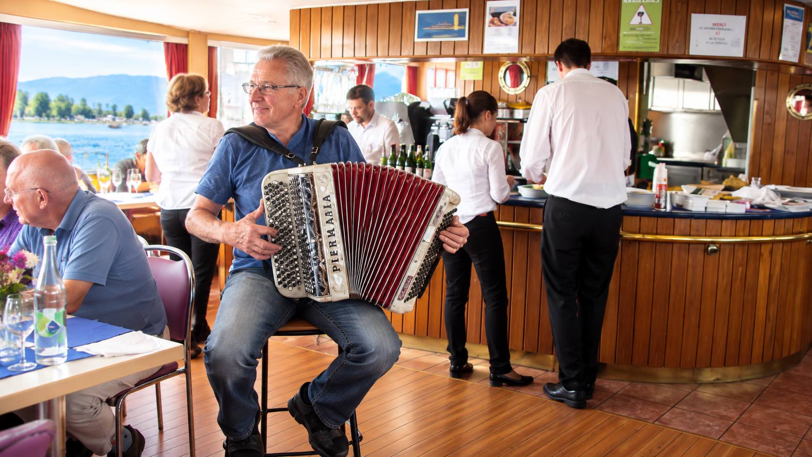 Animation musicale lors de la sortie des aînés